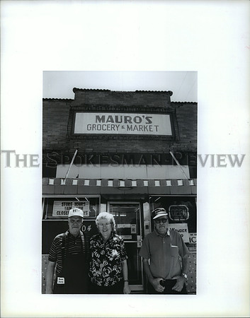 1994 Press Photo Silvio, Phyllis and Ralph Mauro outside Mauro's supermarket