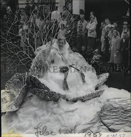 1957 Press Photo Lilac Festival-Float at the parade