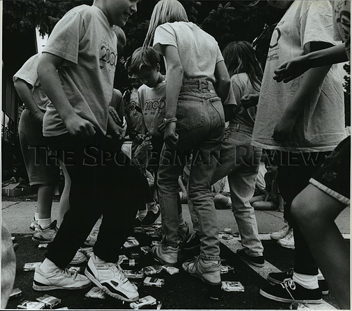 1992 Press Photo Madison 4th graders stomped on packs of cigarettes
