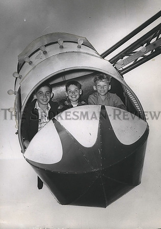 1950 Press Photo Boys enjoying the ride at Natatorium Park, Spokane