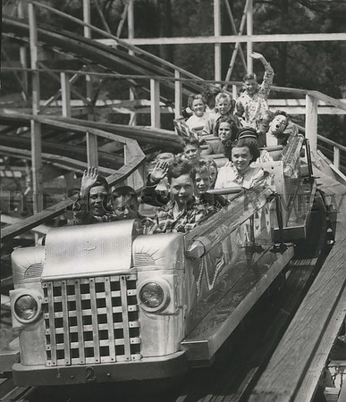 1980 Press Photo Attendees Riding a Roller Coaster at Natatorium Park - Tilakums