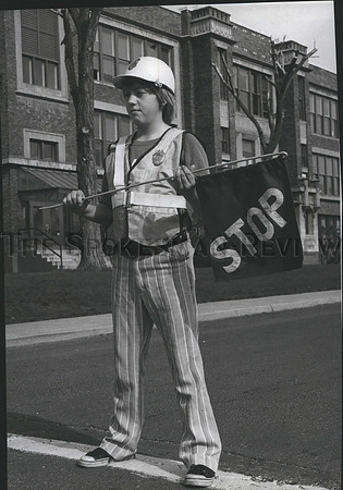 1976 Press Photo Floyd Jacobs-School patrol with the stop sign