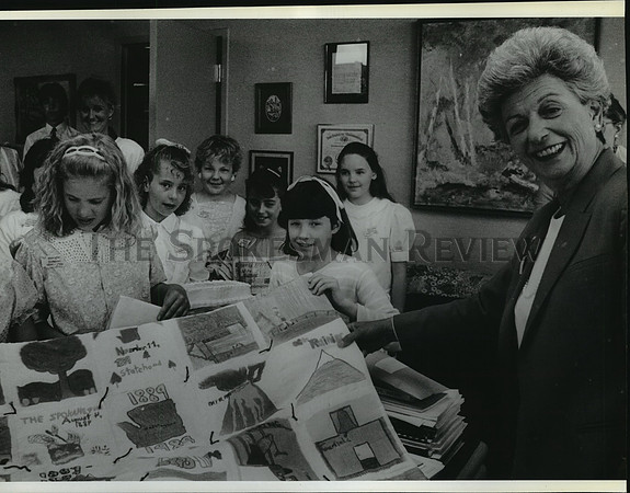 1989 Press Photo Garfield School students give Centennial quilt to Mayor McNeill