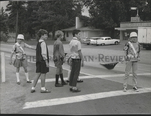 1967 Press Photo Young Patrolmen from Whitworth School hold back traffic