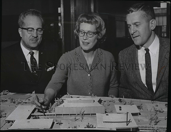 1962 Press Photo Mrs. Fuller views project model with Sorenson Joel E Ferris