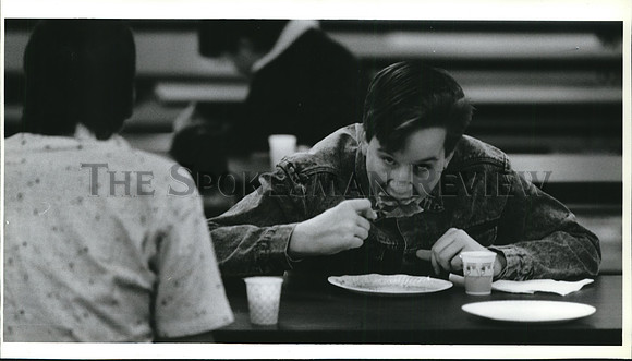 1989 Press Photo Mike McClenahan at North Pines Junior High on St. Patrick's Day