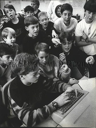 1990 Press Photo Lakes Middle School class answer Quiz Bowl questions