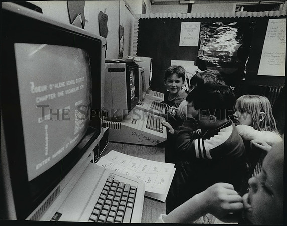 1986 Press Photo Students use computer at school, Bonner County District, Idaho