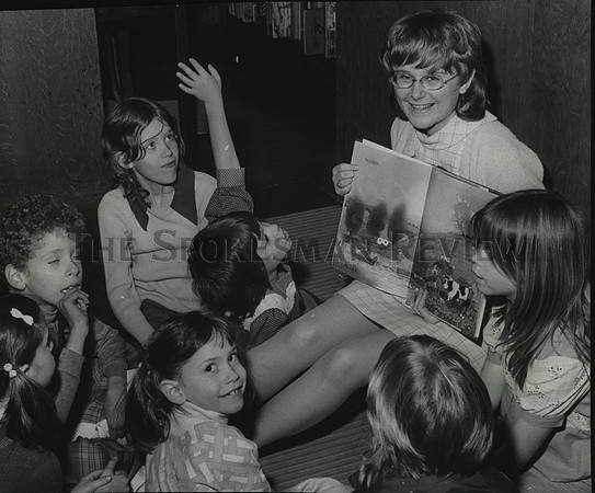 1974 Press Photo Mrs Suzanne Quist relates a story in Lidgerwood Branch Library
