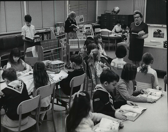 1971 Press Photo Third graders inside Balboa Elementary School library