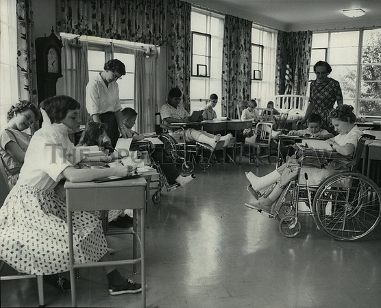 1962 Press Photo Class convenes in Spokane Shriners' Hospital for Children