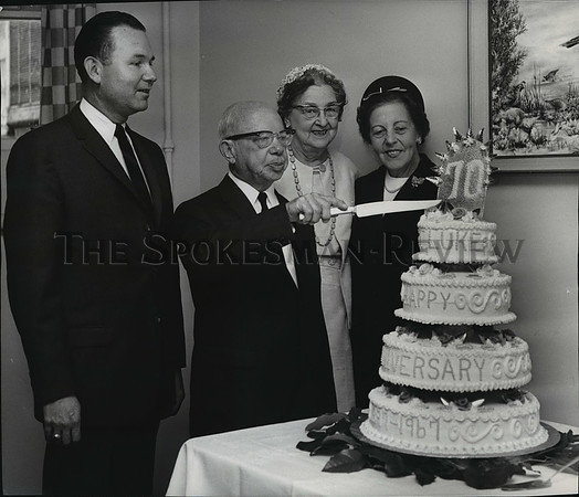 1967 Press Photo Dr. Stone cuts St Luke's Hospital 70th birthday cake