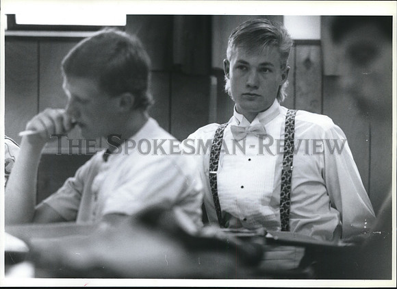 1991 Press Photo Lakeland High student Brandon Carlson wears tuxedo to school