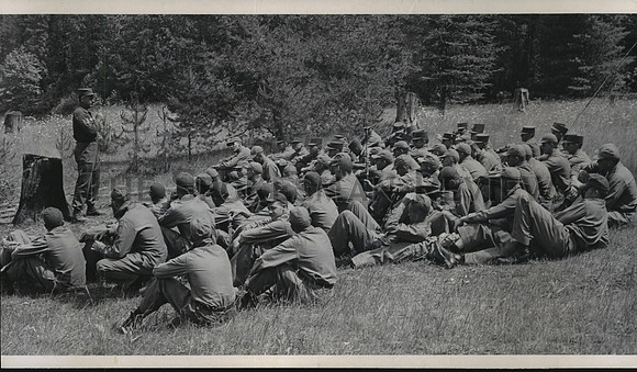 1962 Press Photo Fairchild's Survival instructor Sgt. Frank Dowd talks to cadets