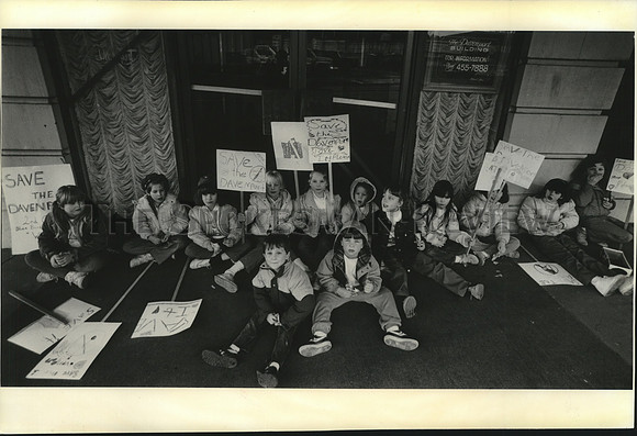 1987 Press Photo Franklin Elementary School students outside Davenport Hotel