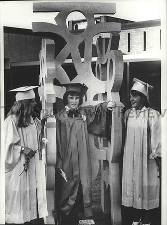 1975 Press Photo Mead High seniors pose with a sculpture they gave they school