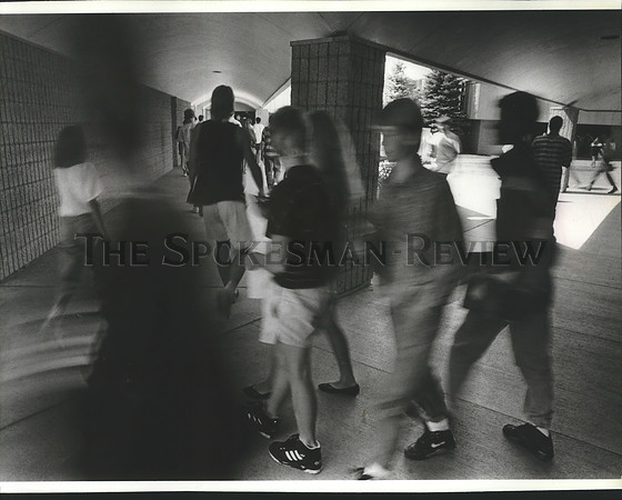1991 Press Photo Students walk in the Coeur d'Alene High School halls