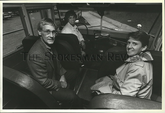 1987 Press Photo Linda Adams w/ IEA Exec. Dir Chuck Lentz & Connie Hutchison