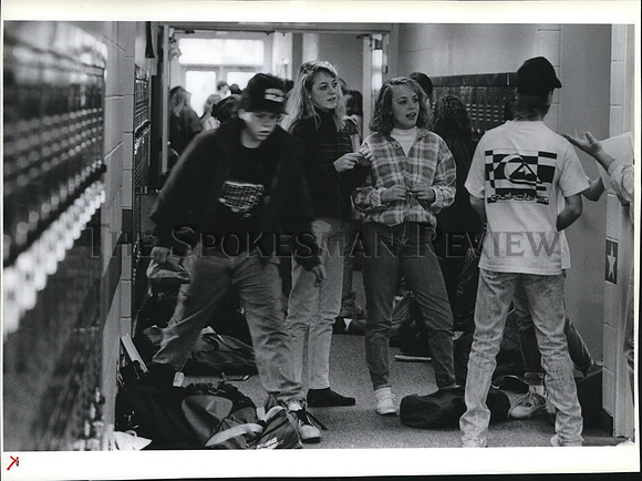 1989 Press Photo Ninth-graders waiting in hallway at Nine Mile School
