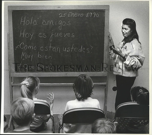 1990 Press Photo Teacher JoAnn Harvey with her students at Dalton Gardens School