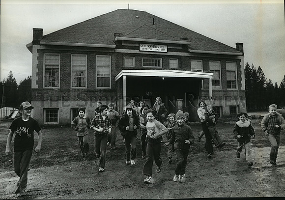 1982 Press Photo Students Running Outside at Great Northern School