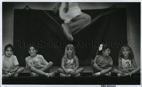 1992 Press Photo Girl scouts jump rope team gives lessons at Farwell Elementary