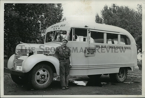 1940 Press Photo Wilbur Consolidated School Bus Driver Next to His School Bus