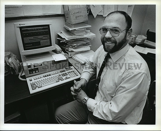 1991 Press Photo Lakes Middle School computer teacher John Hassell