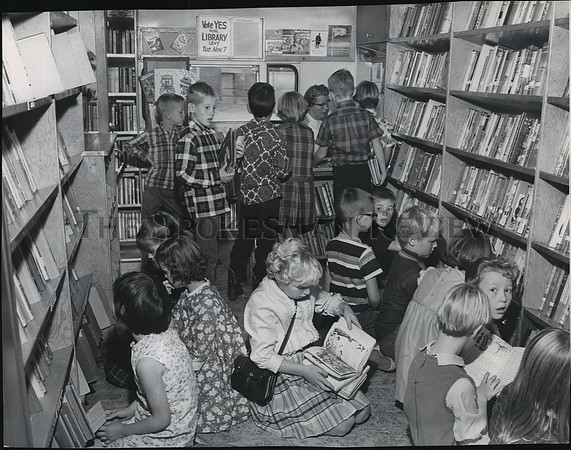 1967 Press Photo Children inside the Spokane City Bookmobile