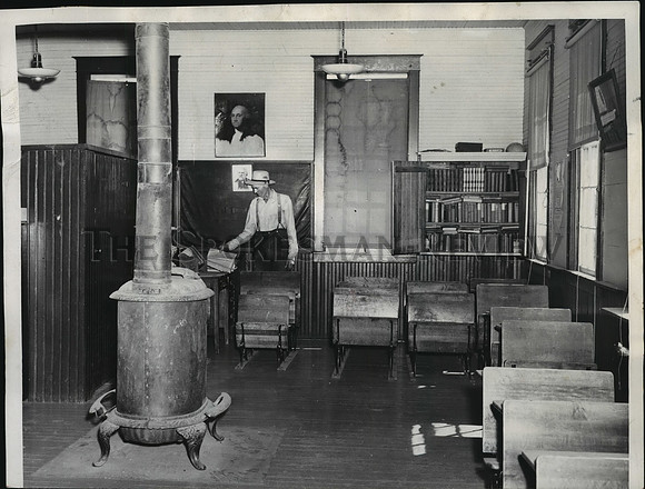 1940 Press Photo Charles Caton inside the one-room Cottonwood school he painted