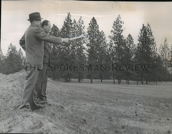 1961 Press Photo Superintendent WC Sorenson points out site of Ferris High Sch