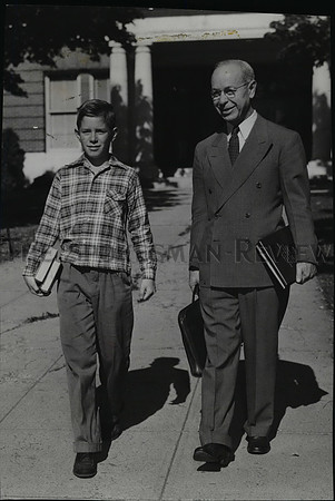 1945 Press Photo Dr Isle & his son Walter batching  it at Cheney