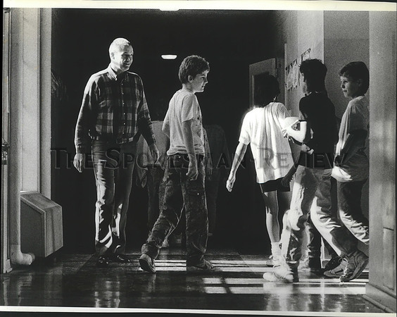 1989 Press Photo Kids play in hallway,  Fredrick Post Elementary School