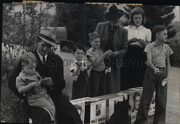1942 Press Photo Congressional candidate Walt Horan and volunteers