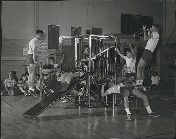 1968 Press Photo Students use weight machine at Sacajawea Junior High School.