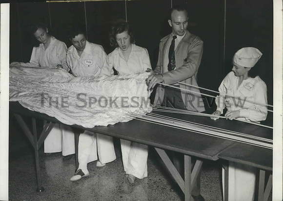 1942 Press Photo VW Derry, instructor of parachute packing at Spokane Trade Sch