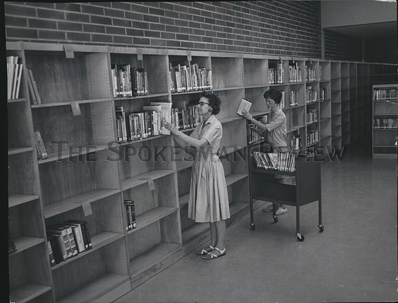 1963 Press Photo Mrs. Everett Armstrong, Candi Kuntzman at Ferris School Library