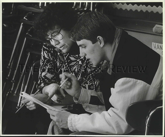 1990 Press Photo Teacher Mary Ann Waters and Chad Beck discuss his writing