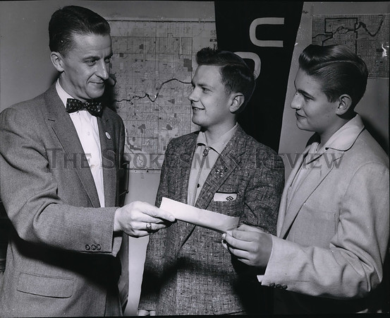 1956 Press Photo TD Burger gives assignment to Stanley Bibby & Sam Cook