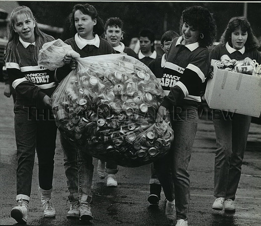 1989 Press Photo Linwood Elementary students haul cans to be recycled