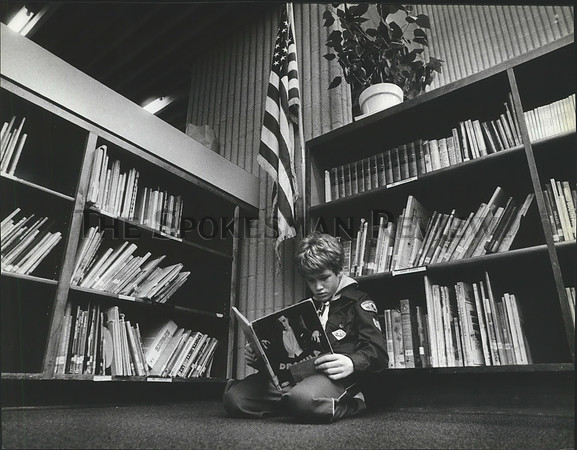 1985 Press Photo Jeremy Banks reads at Ponderosa Elementary School, Post Falls
