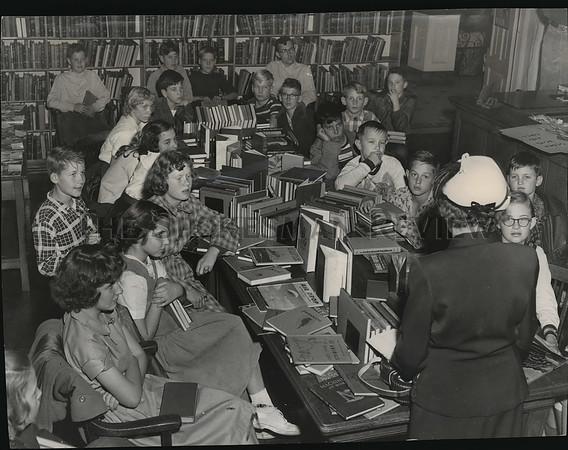 1958 Press Photo Mrs. Jacobs speaking in the Spokane library children's room