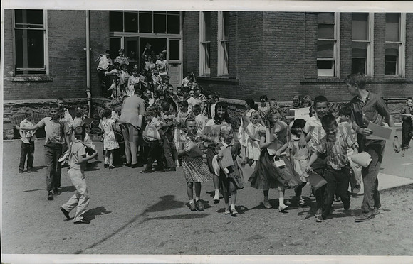 1958 Press Photo Last day of school at Irving School