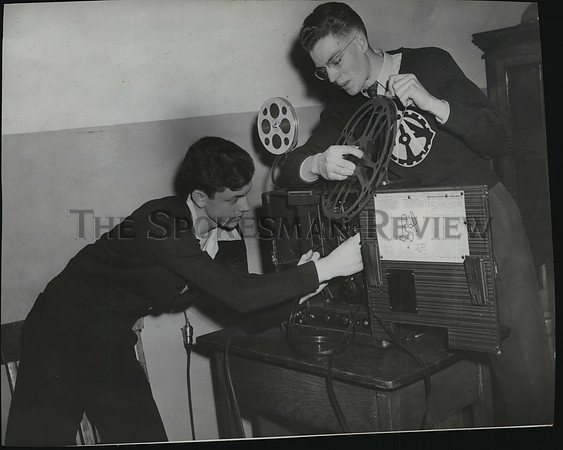 1942 Press Photo Lewis and Clark Studentsoperate sound projector