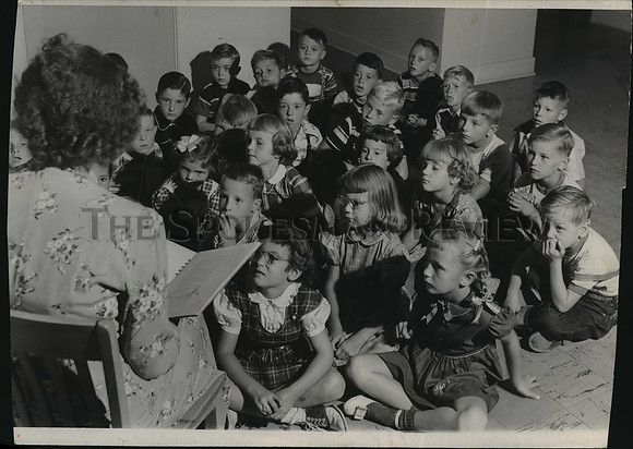 1950 Press Photo Teacher Reading to Class, Spokane