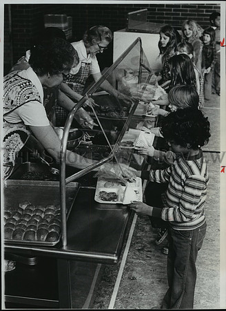 1977 Press Photo Grant School offers youngsters hot nutritious meals