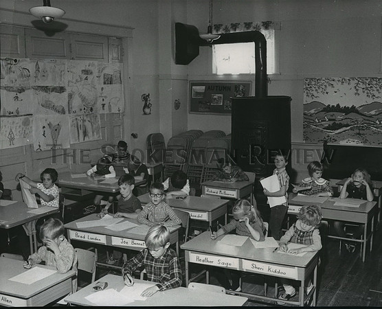1969 Press Photo Mrs. Golf's class with black stove, Mica School, Valleyford