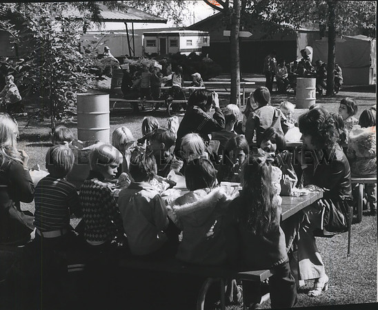 1974 Press Photo Blake Elementary School 1st Graders eating lunch at fair