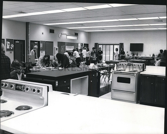 1971 Press Photo Girls at work on variety of projects at Libby School