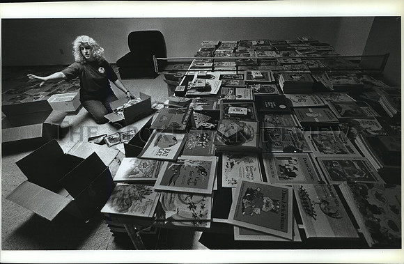 1991 Press Photo Parent volunteer Victoria Pfeifer catalogs books for donation
